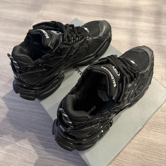 Balenciaga Men's Black runner - Picture 2 of 5